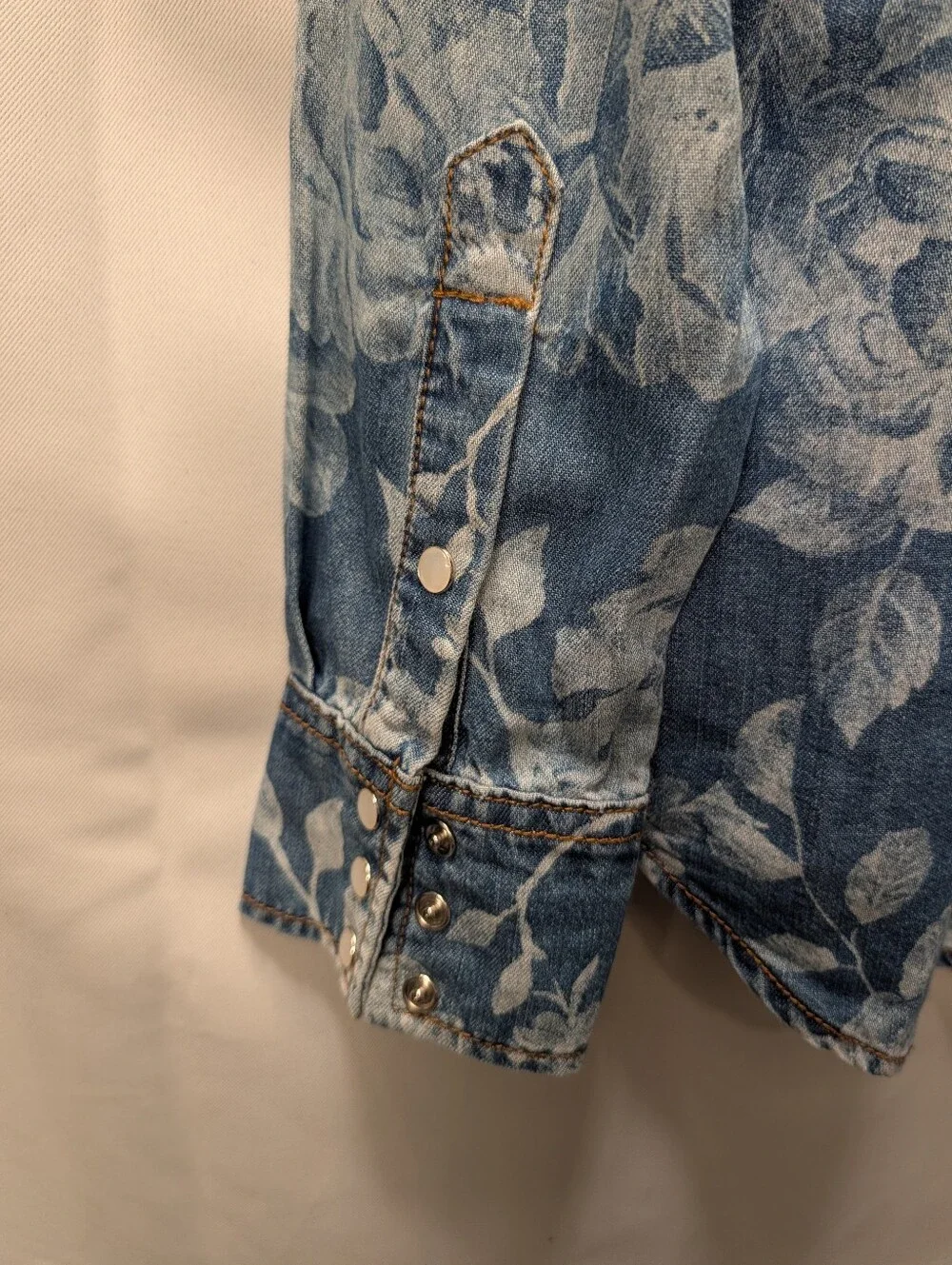 Johnny Was 💙 Rialto Light Blue Floral Denim Snap-Front Shirt Size Medium EUC - Picture 11 of 12